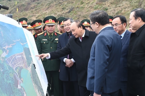 Thủ tướng Nguyễn Xuân Phúc xem hình ảnh về địa điểm thực hiện dự án. Ảnh: VGP