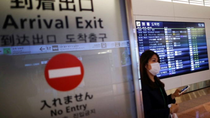 Cổng đến tại sân bay Haneda của Tokyo: Một biến thể virus Corona mới đã được tìm thấy trong bốn hành khách đến sân bay này. Ảnh: Reuters