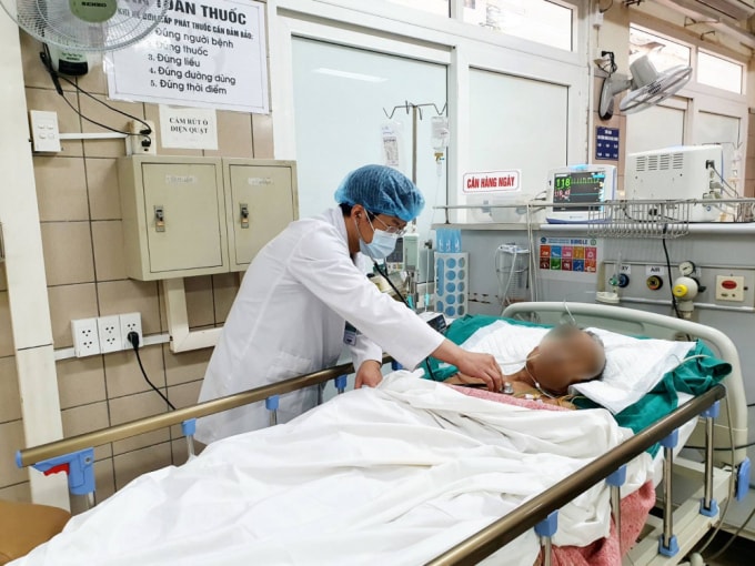 Bệnh nhân 71 tuổi ngộ độc nặng sau khi uống nhầm 1 cốc tinh dầu quế. Ảnh: phunuonline.com.vn