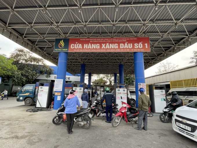 Người dân xếp hàng chờ mua xăng khi có điều chỉnh tăng giá. Ảnh: Dương Lâm
