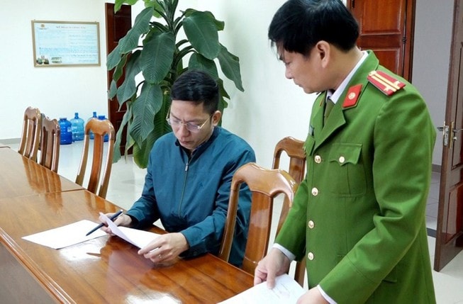 Ông Lâm (ngồi) bị khởi tố vì thiếu trách nhiệm gây hậu quả nghiêm trọng. Ảnh: plo.vn