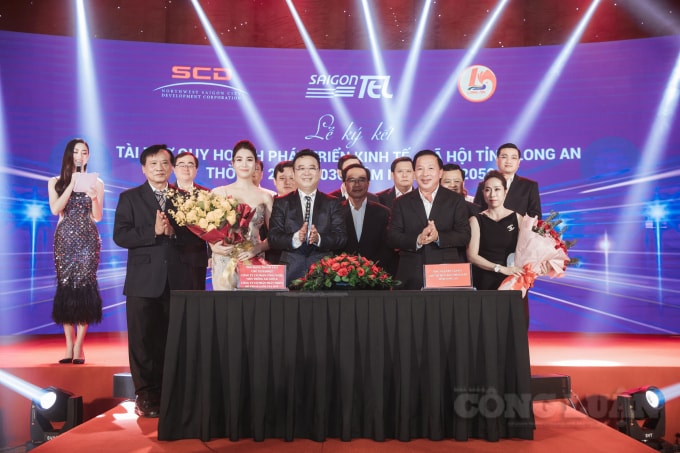 Ông Đặng Thành Tâm, đại diện liên danh SAIGONTEL và SCD và ông Nguyễn Văn Út, Chủ tịch UBND tỉnh Long An