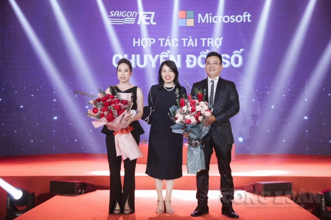 Bà Phan Tú Quyên, đại diện Microsoft Việt Nam, trao hoa cam kết đồng hành cùng SAIGONTEL tích hợp
