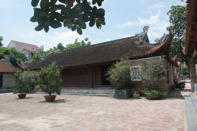 Đình Nhật Tảo (phường Đông Ngạc, Bắc Từ Liêm, Hà Nội), hiện đang lưu giữ một chiếc chuông được công nhận là Bảo vật Quốc gia.