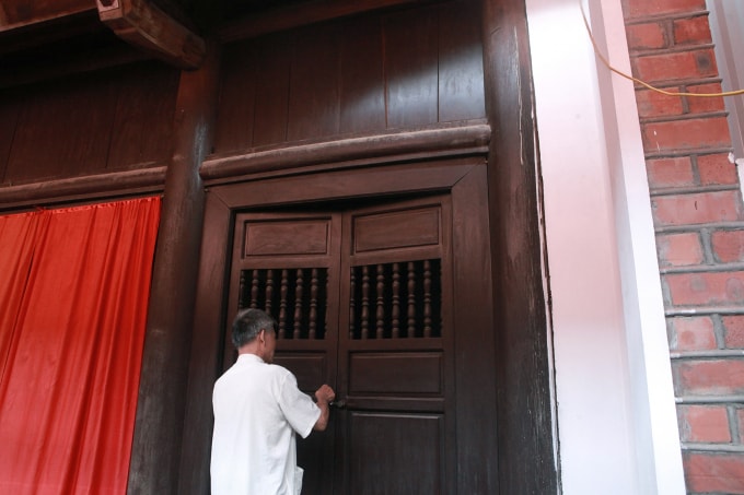 Được sự chỉ dẫn và giới thiệu của ông chủ từ và Trưởng ban Di tích đình Nhật Tảo và phải qua ông chủ từ và Trưởng ban Di tích đình Nhật Tảo mới tới nơi giấu chiếc chuông.
