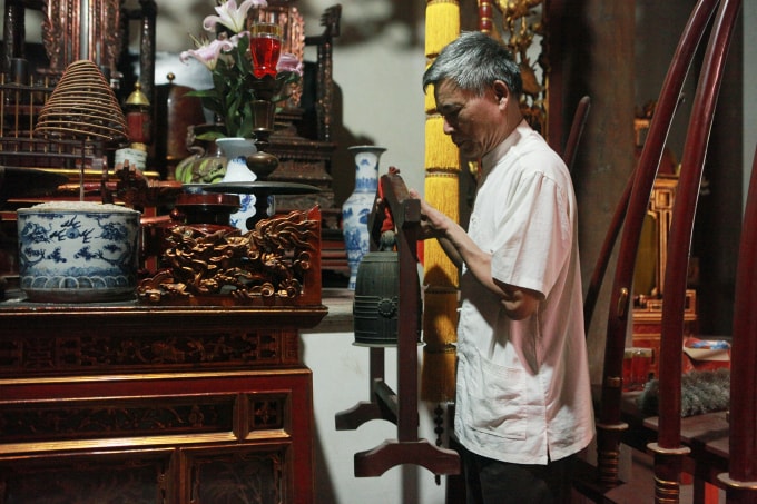 Theo ông Đặng Văn Đường, người trông giữ đình Nhật Tảo cho biết, quả chuông nặng 15kg nên có thể di chuyển rất dễ dàng. Chỉ có rất ít người được biết chỗ cất giấu vì kẻ gian đã vào đình nhiều lần hòng lấy trộm nhưng không thành.