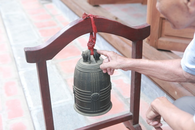 Thú có đầu to, mắt lồi, hai sừng thẳng, bờm ôm sát đầu, thân có vảy, hai chân và miệng ngậm tỳ xuống đỉnh chuông, tạo thế vững chắc cho quai chuông. Chỏm quai tạo hình núm tròn dẹt nhô lên. Đỉnh chuông bằng, vai xuôi, thân hình trụ, miệng loe có gờ, thành chuông dày.