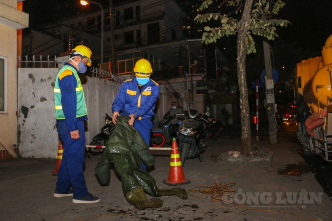 Với những bộ đồ bảo hộ cần thiết vừa đảm bảo vệ sinh vừa giúp cho các công nhân đỡ lạnh hơn trong thời tiết giá rét.