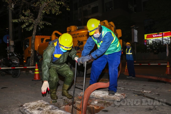Anh Hoàng Văn Trọng, Tổ trưởng tổ cơ giới số 5, người trực tiếp phụ trách việc nạo, hút cống tại đường Nguyễn Tuân cho biết, sở dĩ đội của anh phải làm đêm là vì ban ngày số lượng phương tiện giao thông di chuyển trên con phố này rất lớn. Làm việc ban ngày có thể sẽ đỡ lạnh hơn nhưng sẽ gây ách tắc giao thông. Vì thế, đơn vị phải làm đêm để không ảnh hưởng đến mọi người.