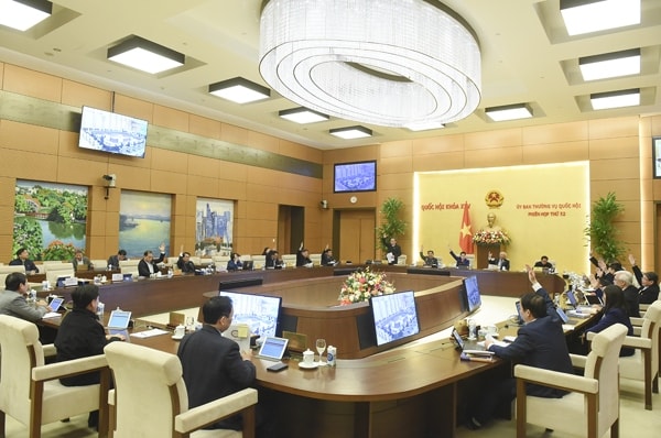 Các Ủy viên Ủy ban Thường vụ Quốc hội biểu quyết thông qua Nghị quyết chuyển đổi 2 dự án của cao tốc Bắc - Nam sang đầu tư công