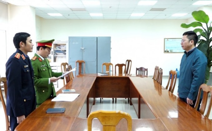 Công an Quảng Bình tống đạt quyết định khởi tố bị can đối với Trương Tấn Lâm - Phó Giám đốc BQL Dự án môi trường và biến đổi khí hậu thành phố Đồng Hới