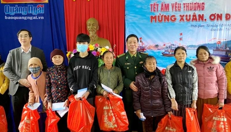 Đoàn công tác tặng quà cho nhân dân khu vực biên giới biển. Ảnh H.P