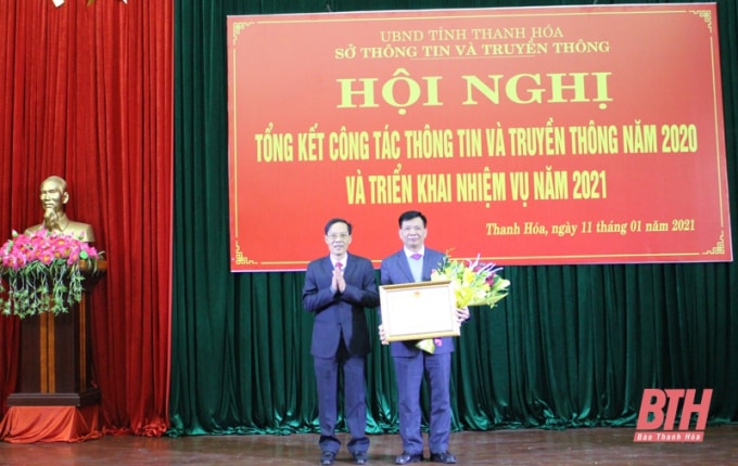Thừa ủy quyền của Chủ tịch nước, Phó Chủ tịch UBND tỉnh Đầu Thanh Tùng trao Huân chương Lao động hạng Ba cho đồng chí Đỗ Hữu Quyết, Giám đốc Sở TT&TT. Ảnh: BTH