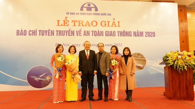 Đồng chí Trương Hòa Bình - Ủy viên Bộ Chính trị, Phó Thủ tướng Thường trực Chính phủ chúc mừng tập thể báo Tuổi trẻ Thủ đô và các tác giả đoạt giải. Ảnh: P.V