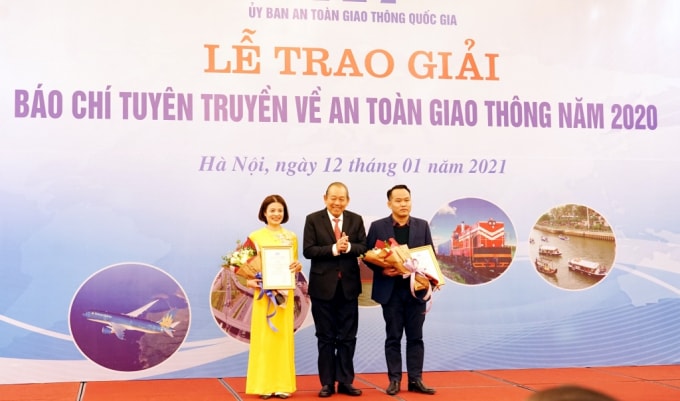 Đồng chí Trương Hòa Bình - Ủy viên Bộ Chính trị, Phó Thủ tướng Thường trực Chính phủ trao giải Nhất tới các tác giả đoạt giải. Ảnh: P.V