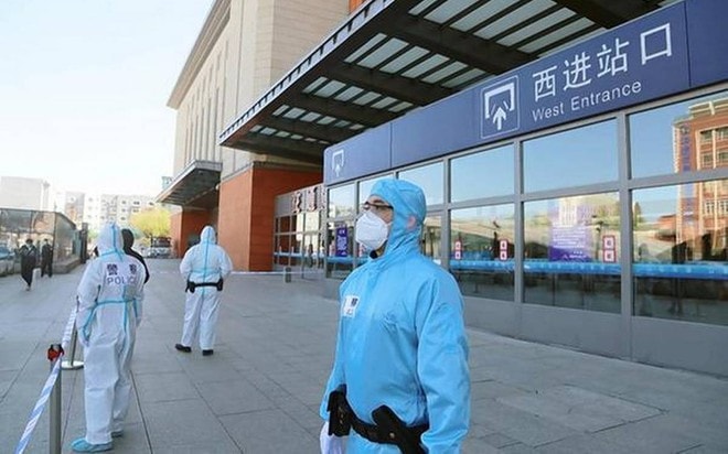 Cảnh sát canh gác bên ngoài một nhà ga tàu lửa ở thành phố Cát Lâm, tỉnh Cát Lâm. Ảnh: REUTERS