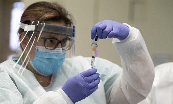 Nhân viên y tế chuẩn bị tiêm liều vaccine tại New York hôm 10/1. Ảnh: AFP.