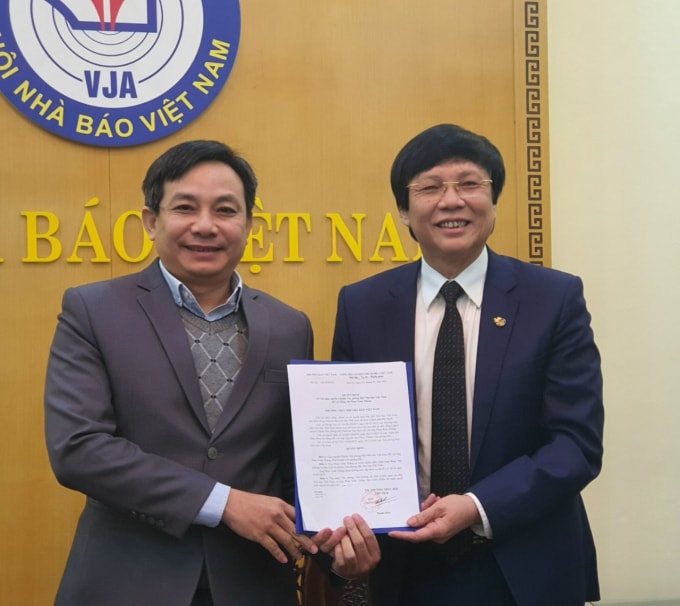 Phó Chủ tịch Thường trực Hội Nhà báo Việt Nam Hồ Quang Lợi trao quyết định cho ông Phan Toàn Thắng, chiều ngày 12/1/2021 tại trụ sở Hội Nhà báo Việt Nam