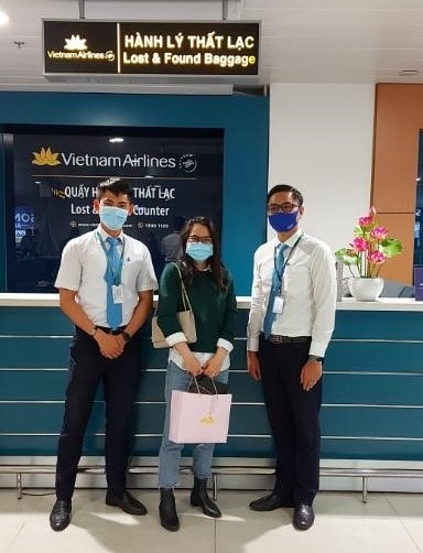 Nữ hành khách may mắn nhận lại chiếc nhẫn đắt tiền bị đánh rơi