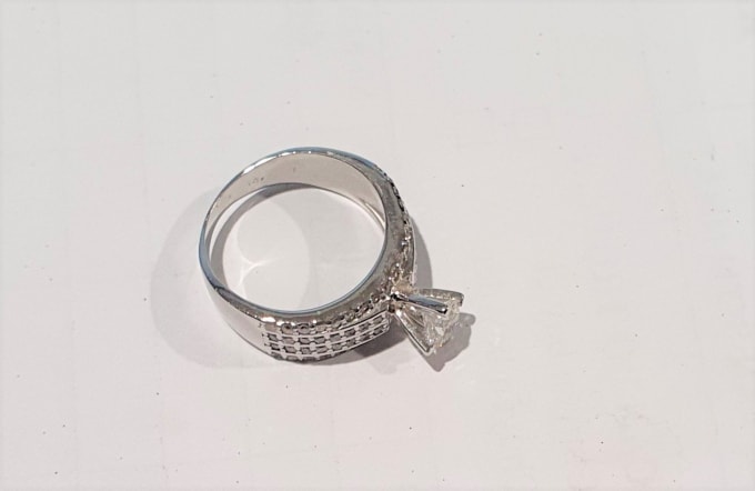 Chiếc nhẫn kim cương bị đánh rơi
