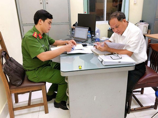 Ông Tất Thành Cang (phải) tại cơ quan điều tra