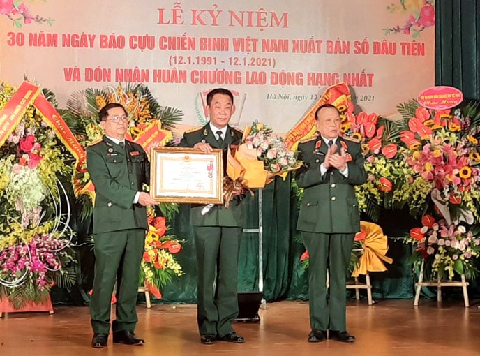 Thượng tướng Nguyễn Văn Được, Chủ tịch Hội Cựu chiến binh Việt Nam thừa ủy quyền của Chủ tịch nước trao Huân chương Lao động hạng Nhất cho Báo Cựu chiến binh Việt Nam.