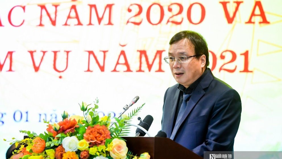 Ông Nguyễn Tiến Thanh - Tổng biên tập tạp chí Người Đưa Tin Pháp Luật chia sẻ bài tham luận tại Hội nghị (ảnh: Phạm Tùng)