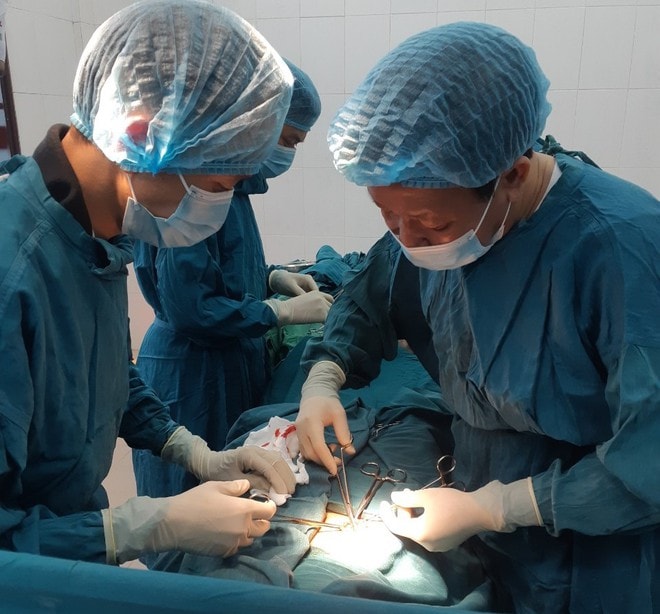 Được biết, đây là lần đầu tiên đơn vị đã cử một ê kíp mổ ra đảo Cồn Cỏ (Quảng Trị) thực hiện phẫu thuật cắt bỏ ruột thừa. (Ảnh: Thanhnien)