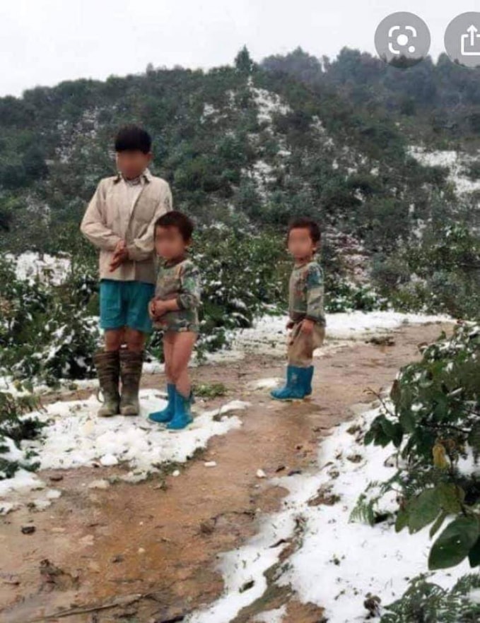 Những em bé ăn mặc mỏng manh co ro trong giá lạnh.