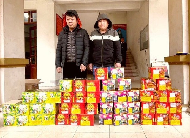Đinh Văn Ánh và Vũ Trí Hiền cùng tang vật thu giữ được tại huyện Quản Bạ, tỉnh Hà Giang. Ảnh: dantri.com.vn