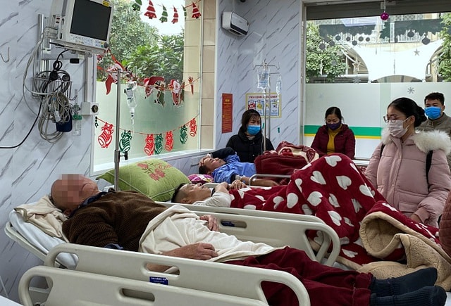 Bệnh nhân đột quỵ chuyển đến Bệnh viện Bạch Mai cấp cứu chiều 12/1. Ảnh: dantri.com.vn