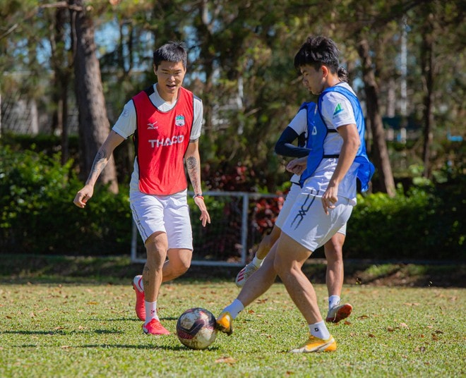 Kim Dong-su (trái) bước vào tập luyện chuẩn bị cho V.League 2021. Ảnh: internet