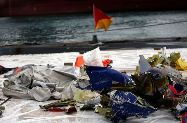 Những mảnh vỡ được tìm thấy của chiếc máy bay bị rơi ở Indonesia. Ảnh: Reuters