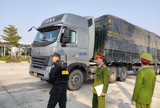 Công an Hải Dương kiểm tra đoàn xe chở hàng lậu trên cao tốc Hà Nội - Hải Phòng. Ảnh: tienphong.vn