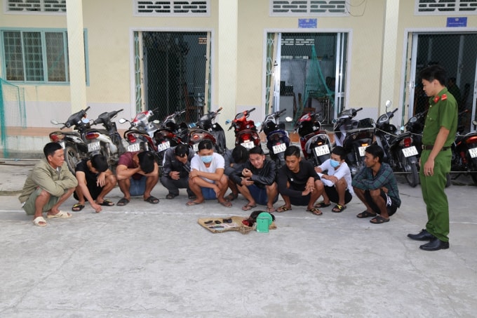 Các đối tượng tham gia đá gà ăn tiền vào ban đêm. (Ảnh: Công an Sóc Trăng)