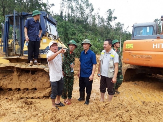 Thứ trưởng Bộ GTVT Lê Đình Thọ và Quyền Giám đốc Ban quản lý dự án đường Hồ Chí Minh Nguyễn Vũ Quý trực tiếp có mặt tại hiện trường khắc phục sự cố sạt lở tại thủy điện Rào Trăng 3. Ảnh: TL