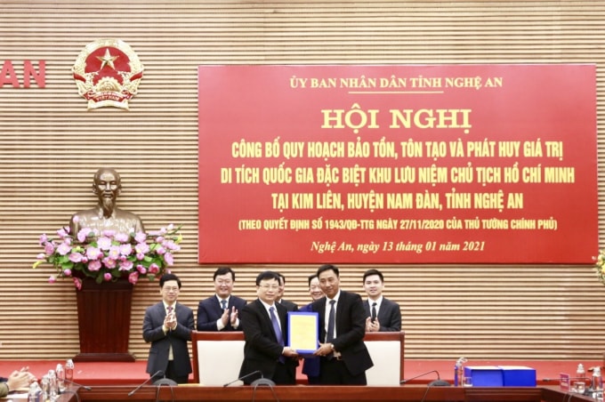 Ông Nguyễn Anh Tuấn - Phó TGĐ Tập đoàn T&T Group (bên phải) bàn giao hồ sơ quy hoạch cho ông Bùi Đình Long, Phó Chủ tịch UBND tỉnh Nghệ An.