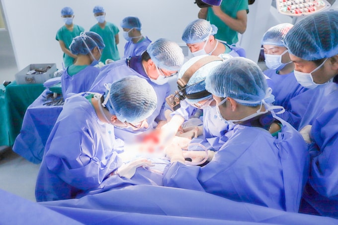 Ca phẫu thuật kéo dài 7 giờ đồng hồ đã ghép nối thành công xương chậu nhân tạo, bảo toàn chức năng vận động cho bệnh nhân.