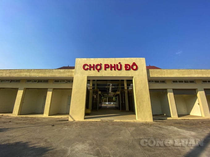 Dự án này được khởi công xây dựng từ cuối năm 2016, sau 10 tháng, dự án cơ bản hoàn thành. Từ cuối năm 2017 đến nay, chợ dân sinh Phú Đô vẫn chưa được bàn giao mà để hoang hóa, nhiều hạng mục của dự án đã bắt đầu xuống cấp, hư hỏng.