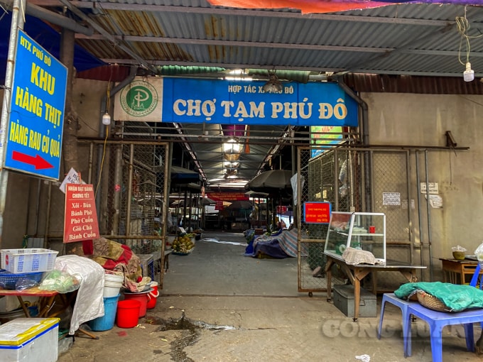 Khu chợ tạm nằm sâu trong ngõ, nơi các tiểu thương vẫn phải hoạt động kinh doanh buôn bán hằng ngày, mặc dù đã có chợ mới.