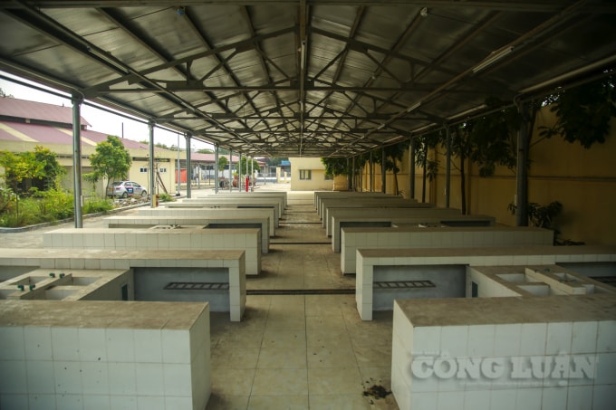 Khu vực bán hàng tươi sống, thịt, cá... bụi kín, nhếch nhác.