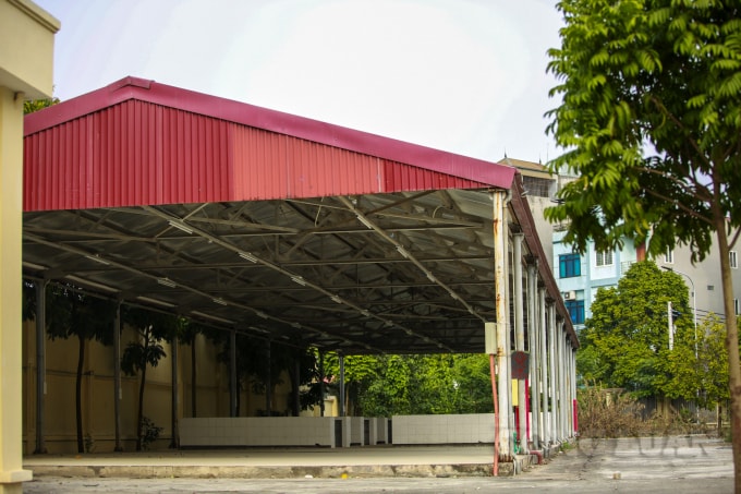 Theo ghi nhận của PV, sau nhiều năm để hoang hóa, nhiều hạng mục bên trong Chợ Phú Đô đã có dấu hiệu xuống cấp, nhiều chỗ đã hư hỏng.