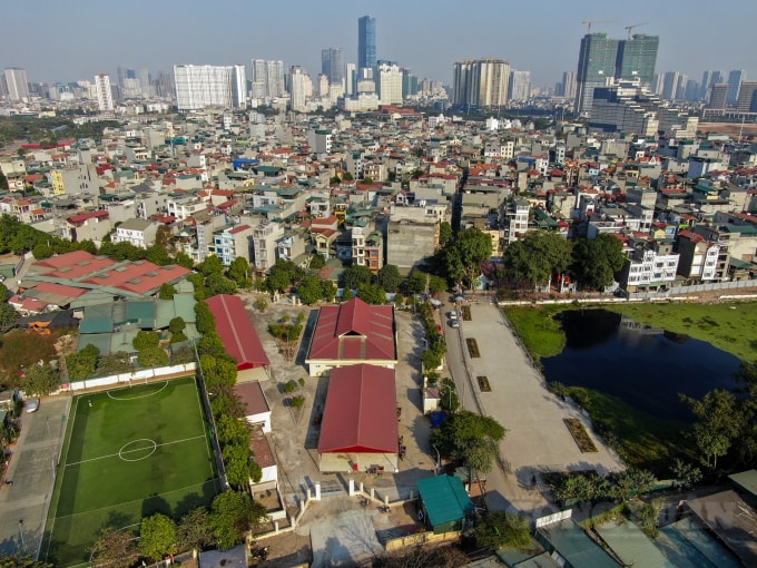 Nhiều người chia sẻ, họ rất muốn vào chợ mới để kinh doanh vì sạch sẽ, thuận tiện, chợ tạm lại rất lụp xụp, nhiều khi phải buôn bán tràn xuống cả lòng đường nhưng không được chính quyền sở tại cho phép. Tiểu thương cho biết buôn bán ở chợ tạm ế ẩm, nếu không được vào chợ mới, họ sẽ tiếp tục có ý kiến.
