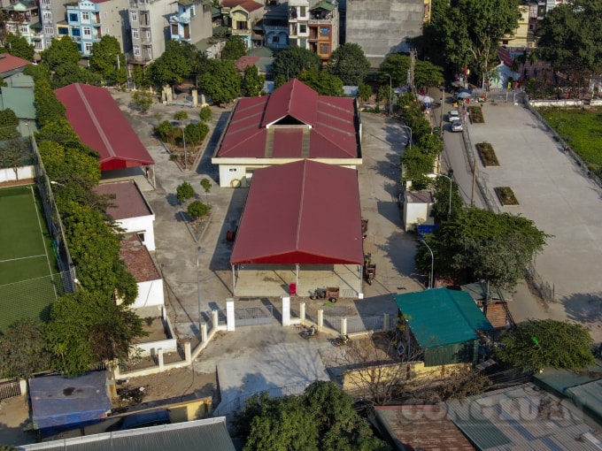 Nhiều tiểu thương thắc mắc việc Chợ Phú Đô đã làm xong rồi nhưng chưa cho mọi người dọn vào buôn bán. Trước đó, vào năm 2016, UBND phường Phú Đô có vận động các tiểu thương di chuyển sang chợ tạm khoảng 7 tháng thì về chợ mới nhưng đã gần 4 năm trôi qua vẫn chưa có động thái gì.