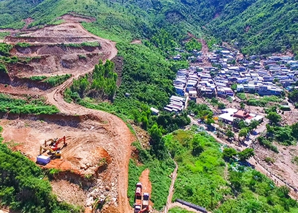 Dự án Haborizon Nha Trang nằm cạnh khu vực sạt lở ở xóm Núi, xã Phước Đồng, TP Nha Trang gây nguy cơ sạt lở đất. Ảnh: Báo Khánh Hòa