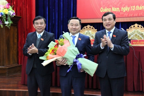 Ông Phan Việt Cường, Bí thư Tỉnh ủy, Chủ tịch HĐND tỉnh Quảng Nam (phải) tặng hoa chúc mừng ông Nguyễn Công Thanh (giữa)