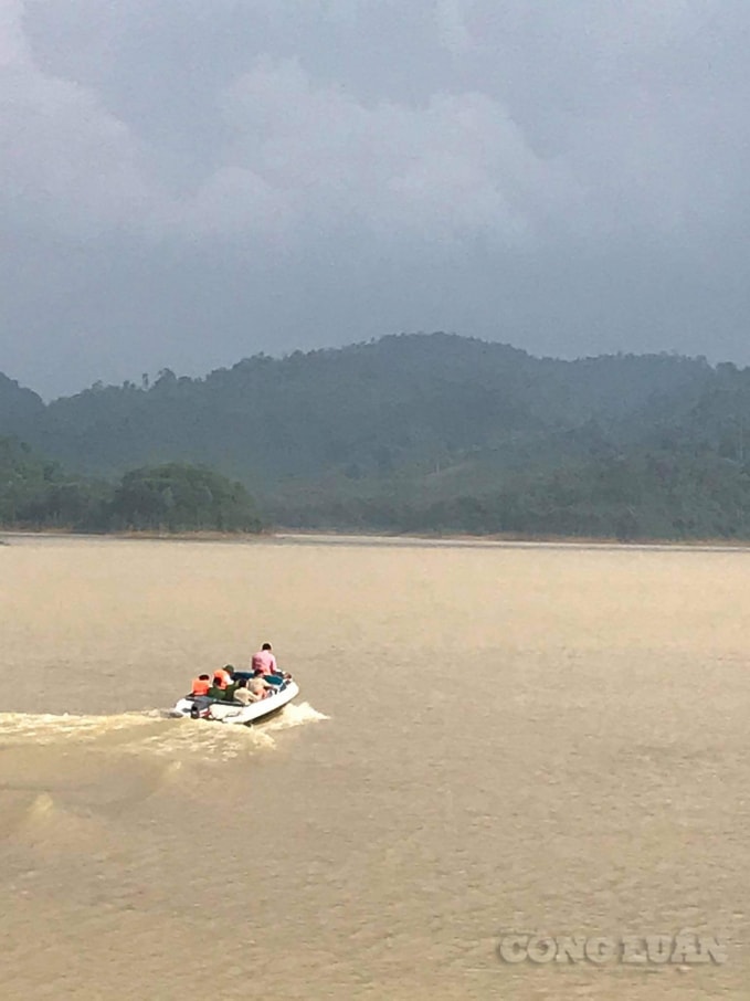 Lòng hồ Thủy điện Hương Điền (Ảnh: Cái Văn Long).