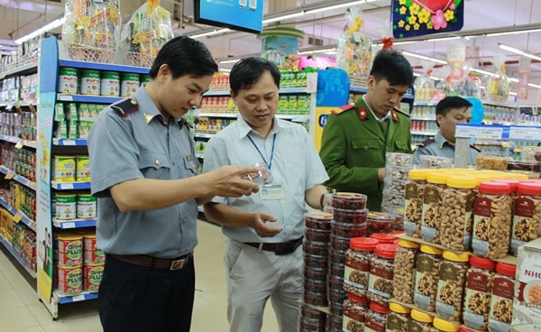 Cơ quan chức năng kiểm tra hàng hóa.