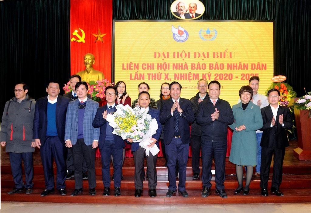 Đồng chí Thuận Hữu, Ủy viên TƯ Đảng, Tổng biên tập báo Nhân Dân, Phó Trưởng ban Tuyên giáo TƯ, Chủ tịch Hội Nhà báo Việt Nam tặng hoa chúc mừng Ban Chấp hành Liên chi hội nhà báo báo Nhân Dân khóa X, nhiệm kỳ 2020-2025. Ảnh: Đăng Khoa