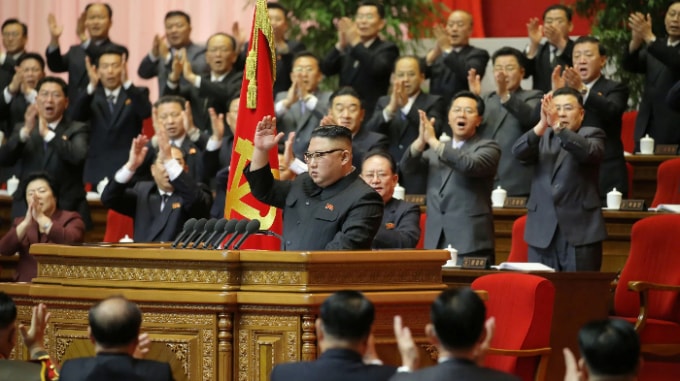 Nhà lãnh đạo Triều Tiên Kim Jong Un nhận được tràng pháo tay trong Đại hội lần thứ tám của Đảng Lao động ở Bình Nhưỡng. Ảnh: KCNA / Reuters